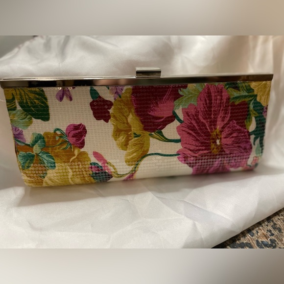 Clutch with sequined floral design - Picture 3 of 4